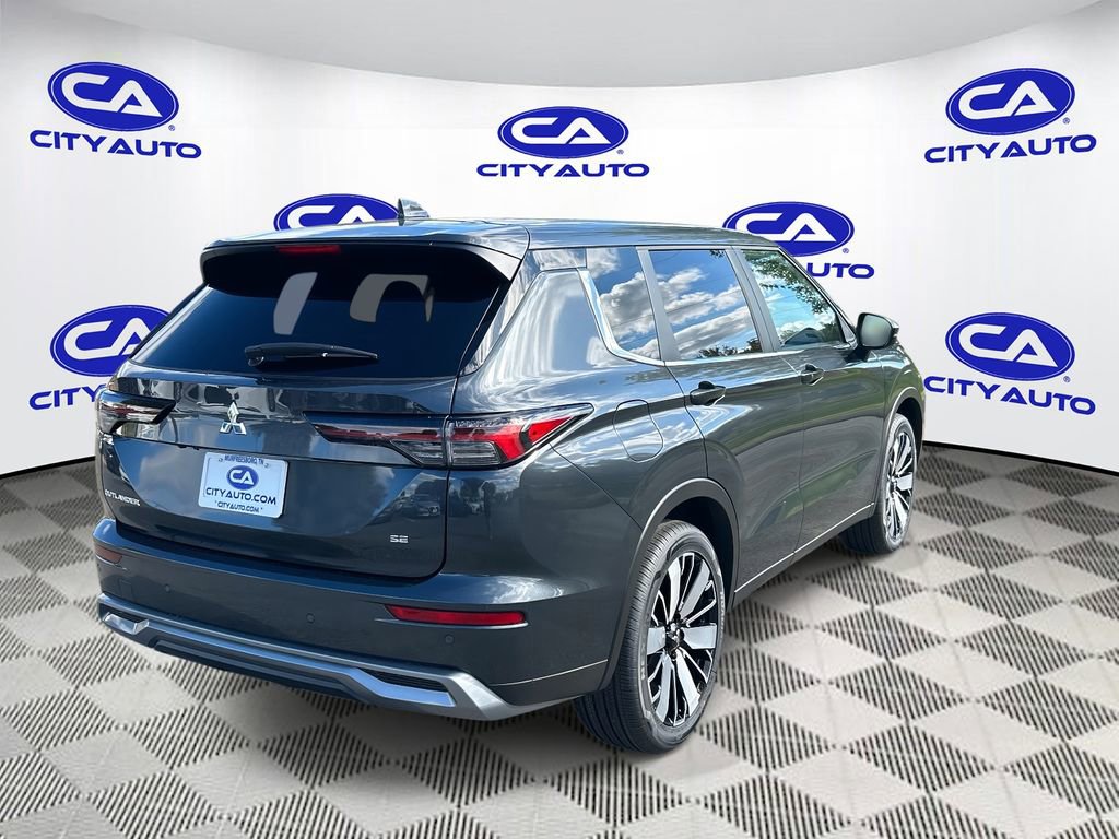Used 2025 Mitsubishi Outlander SE image 3