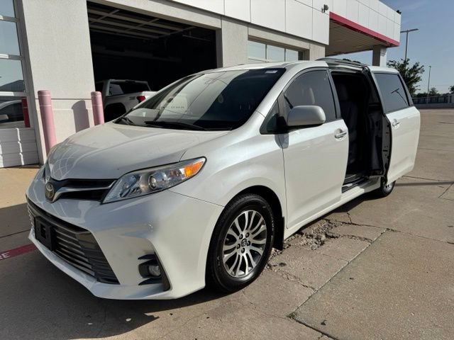 Used 2018 Toyota Sienna XLE Premium FWD image 11