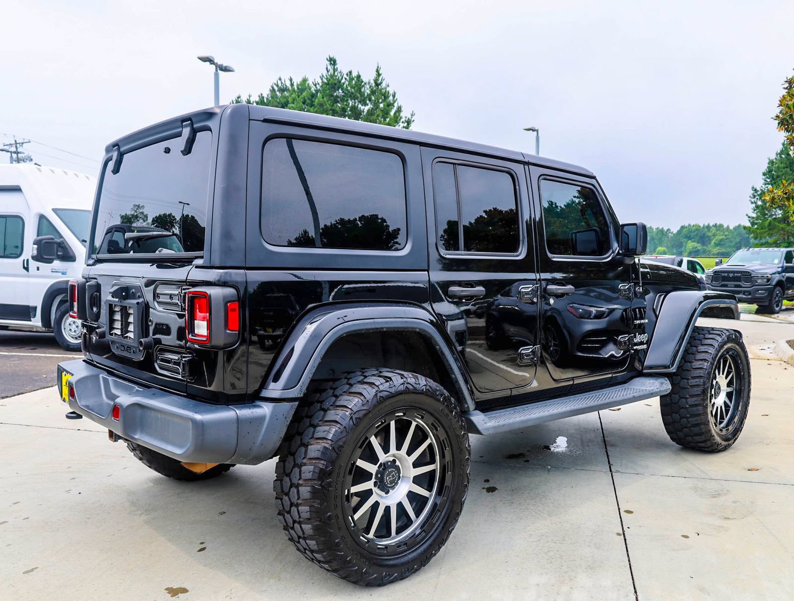 Used 2020 Jeep Wrangler Unlimited Sahara AWD/4WD image 8