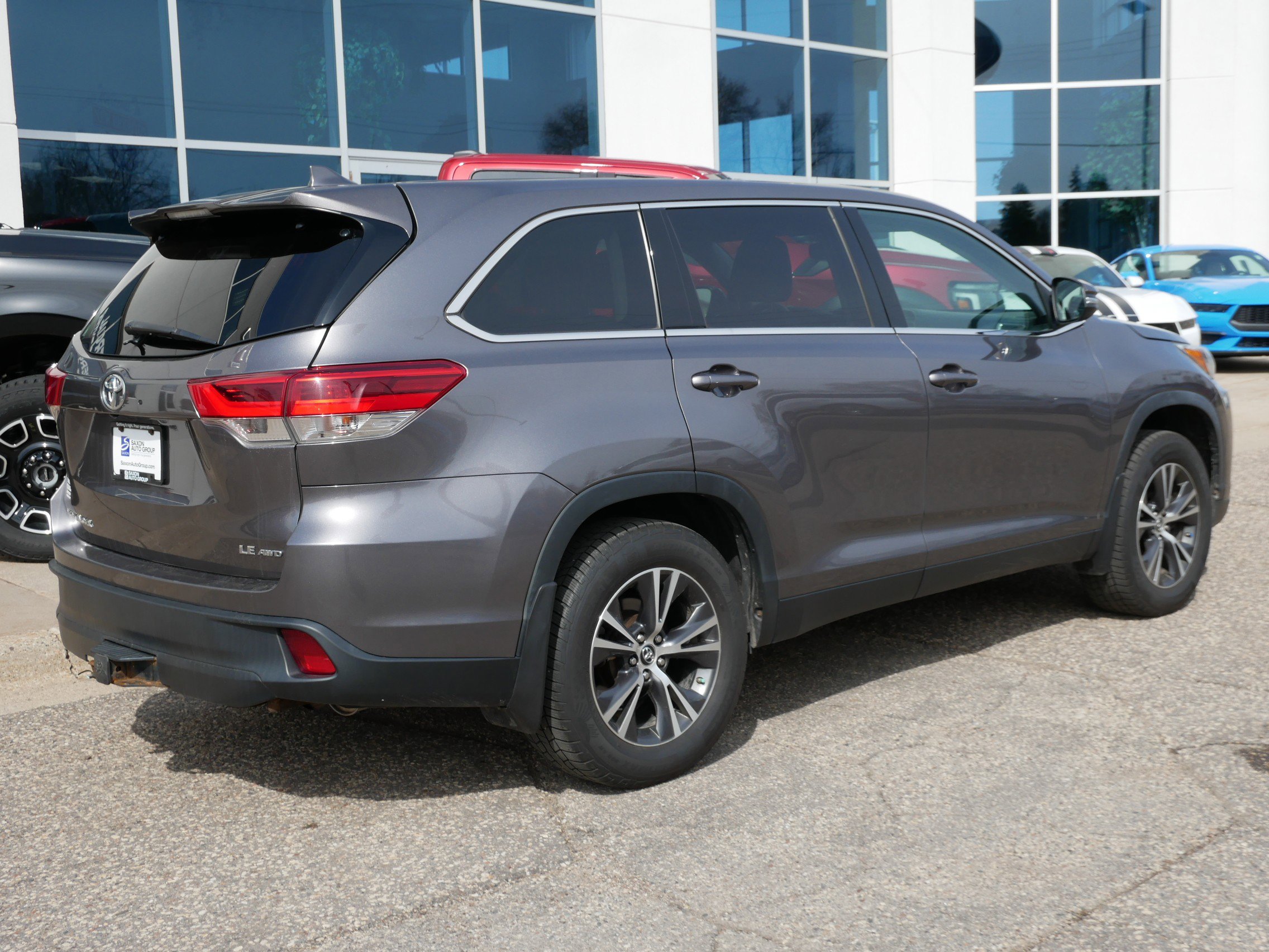 Used 2019 Toyota Highlander Plus AWD/4WD image 3