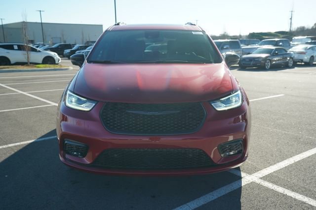 New 2026 Chrysler Pacifica Limited w/ Uconnect Theater Family Group image 2