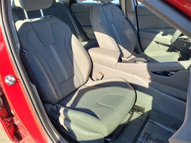 Used 2025 Hyundai Elantra SE image 18