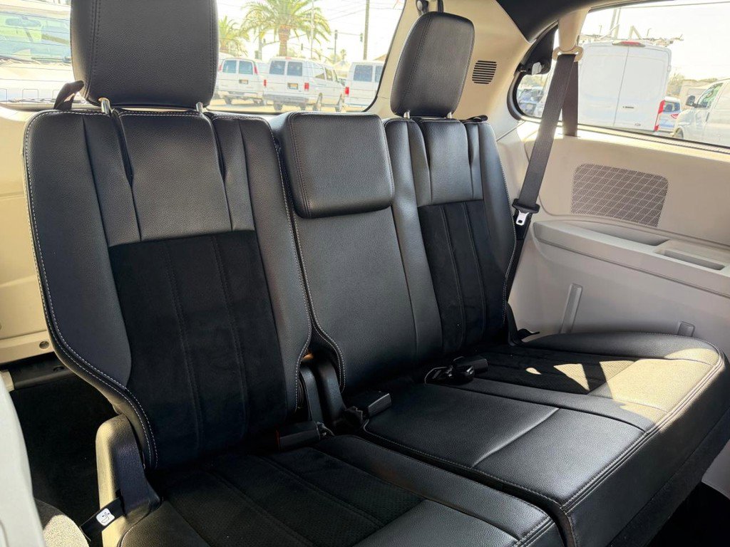 Used 2018 Dodge Grand Caravan SXT image 39