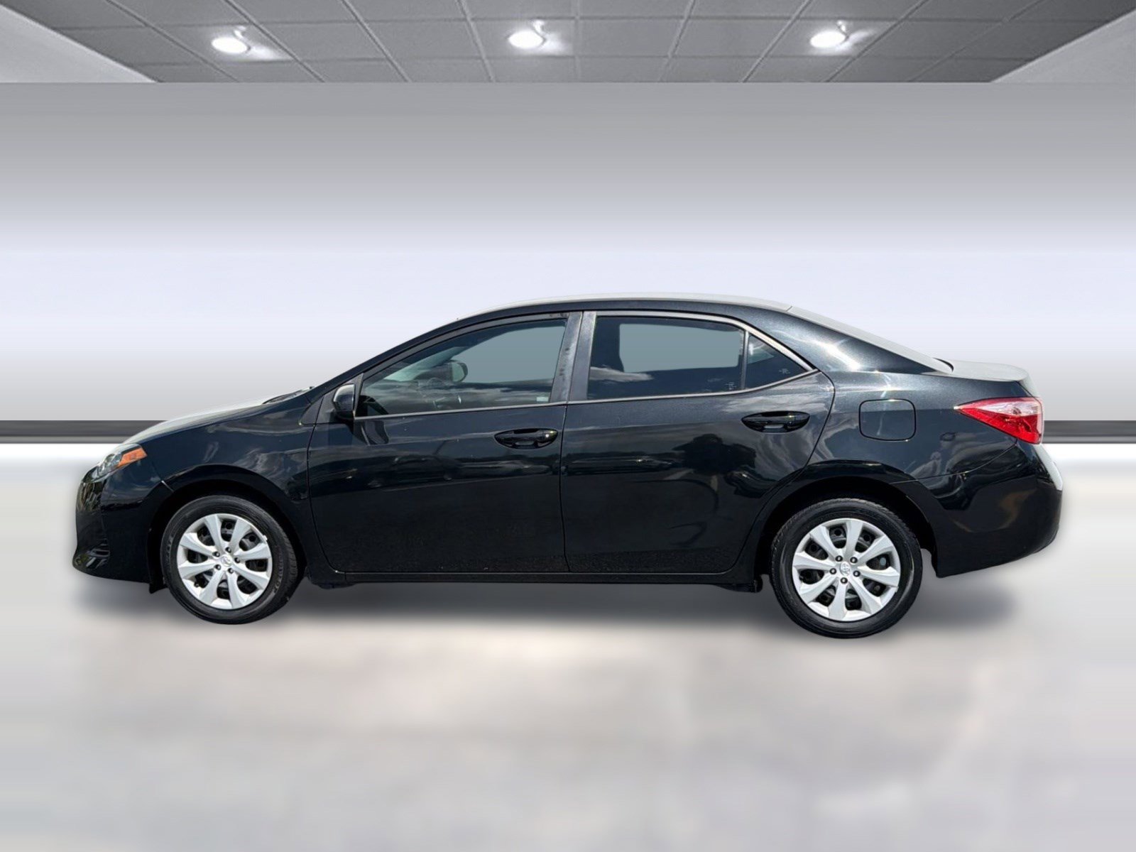 Used 2019 Toyota Corolla LE FWD image 2
