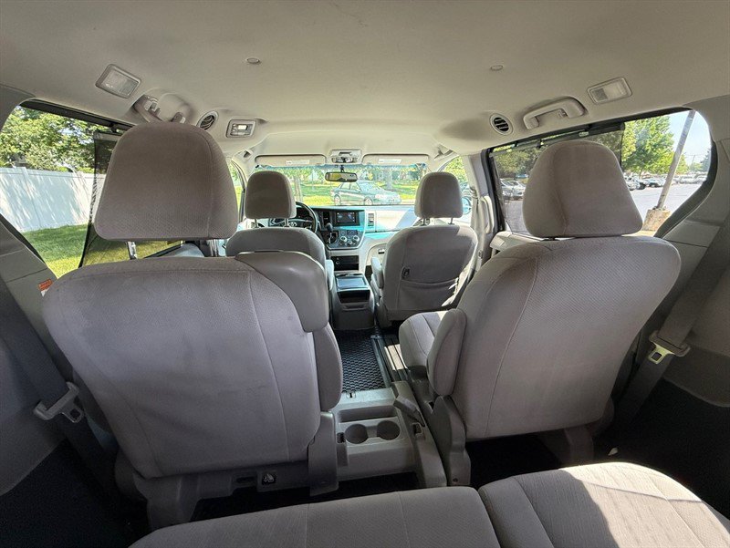 Used 2015 Toyota Sienna LE FWD image 24
