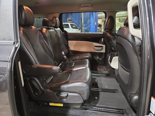 Used 2022 Kia Carnival EX image 36