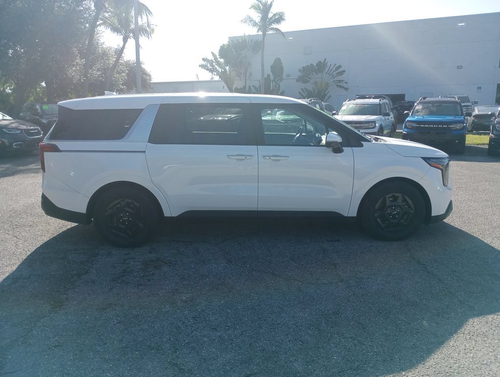 Used 2025 Kia Carnival FWD image 8