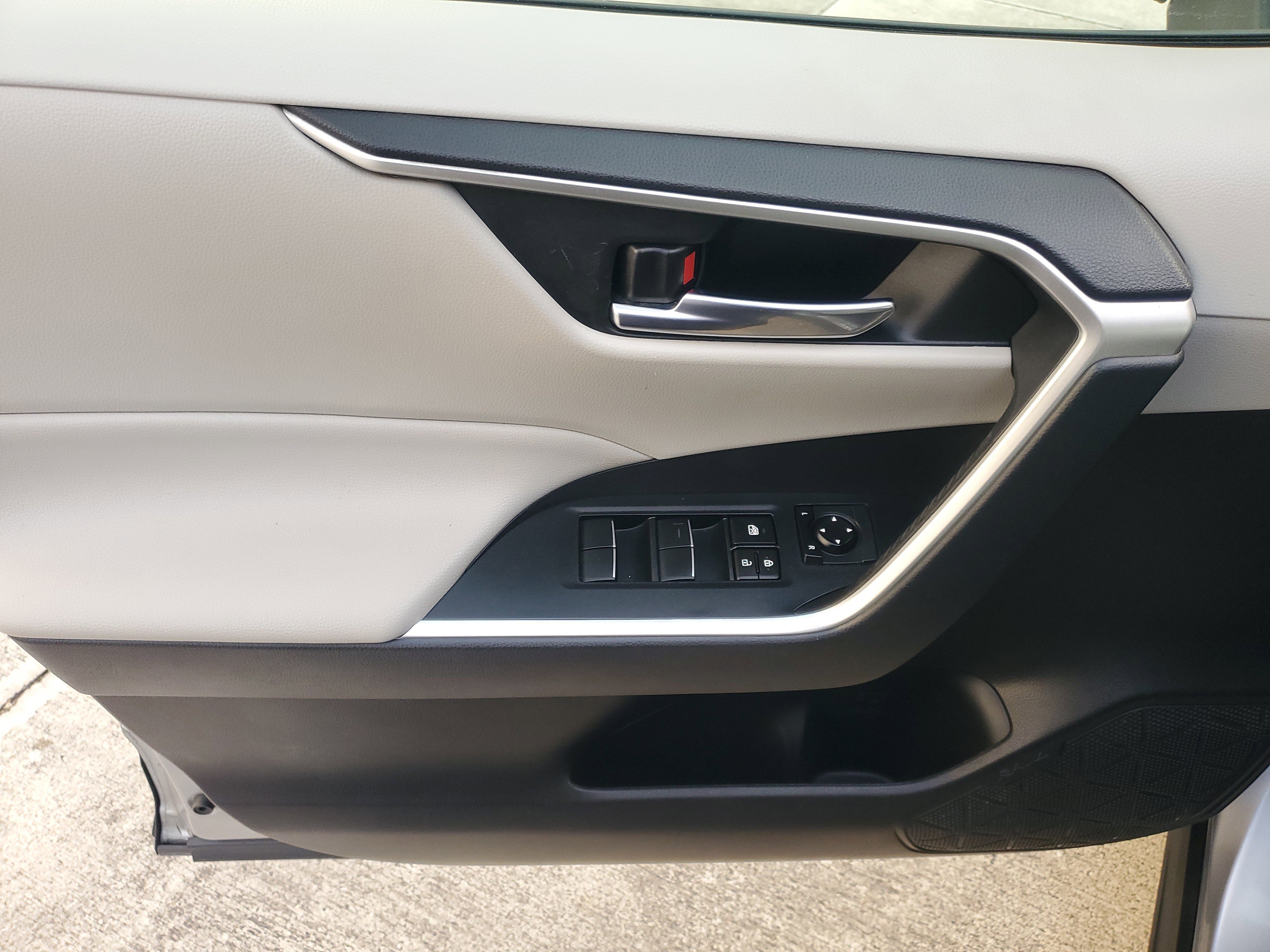 Used 2020 Toyota RAV4 XLE Premium image 19