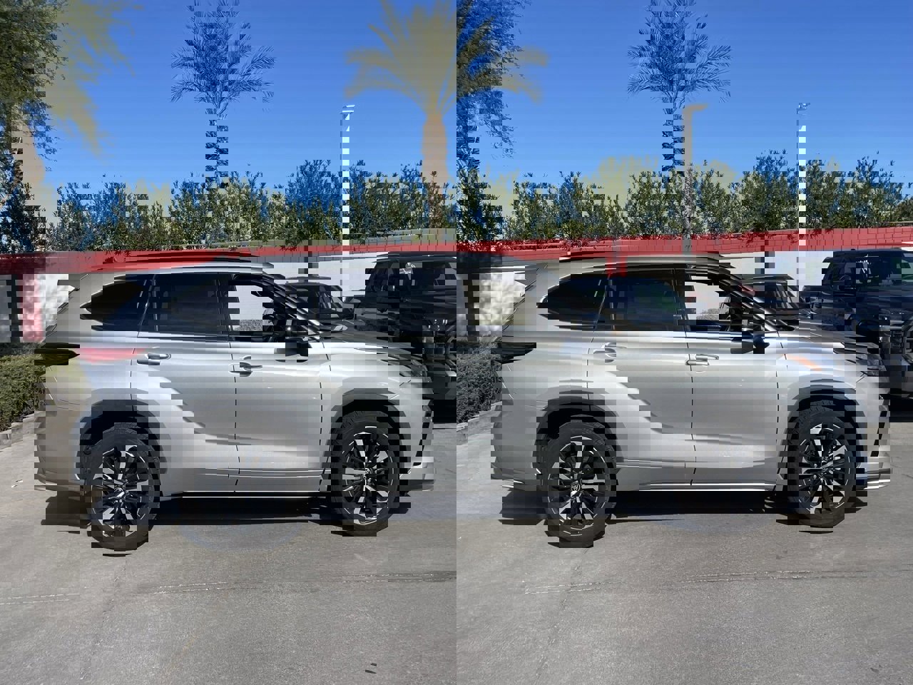 Used 2022 Toyota Highlander XSE image 3