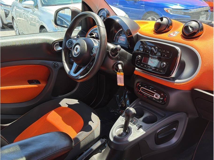 Used 2016 smart fortwo Proxy RWD image 6