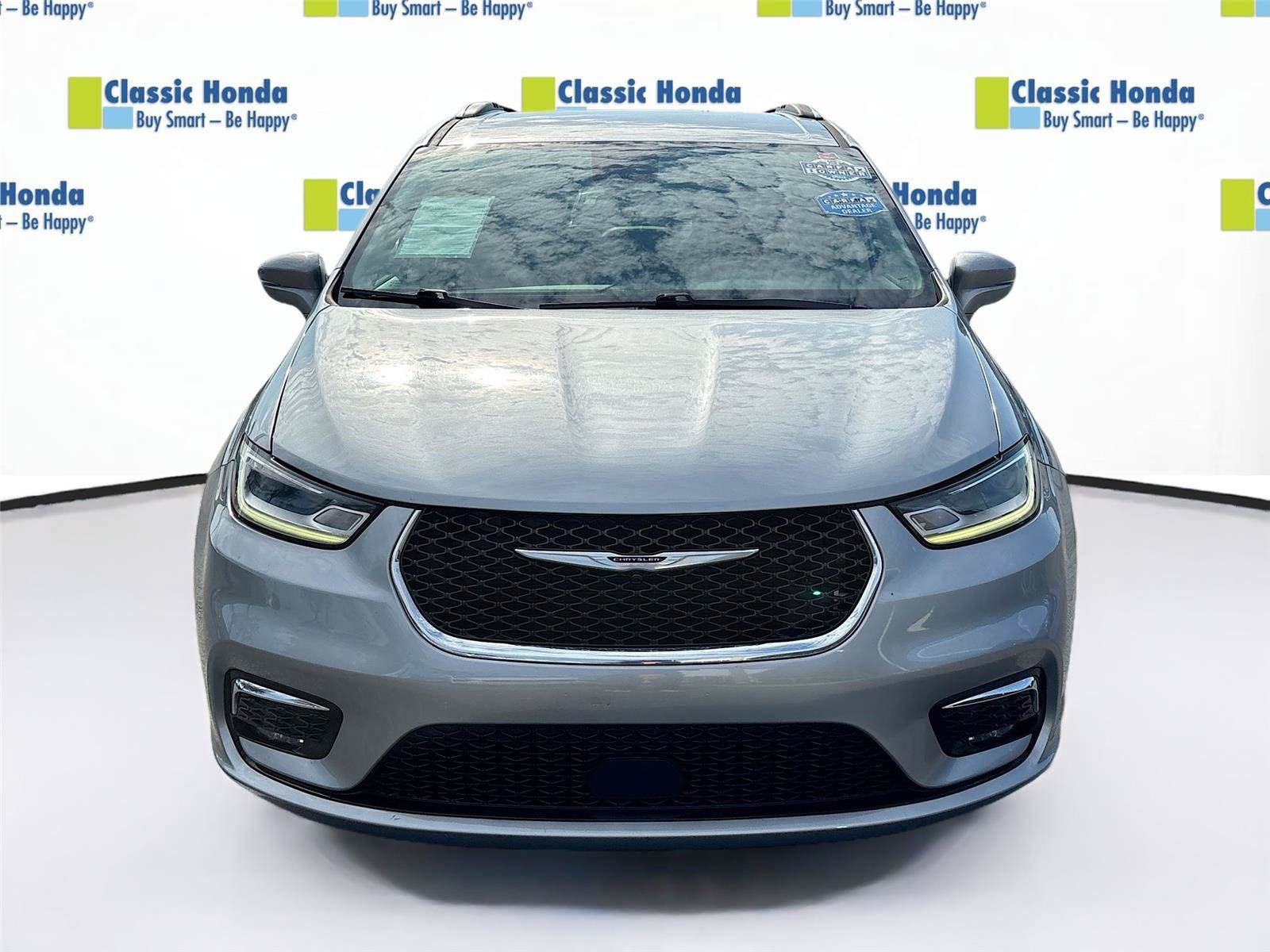 Used 2021 Chrysler Pacifica Touring-L FWD image 2