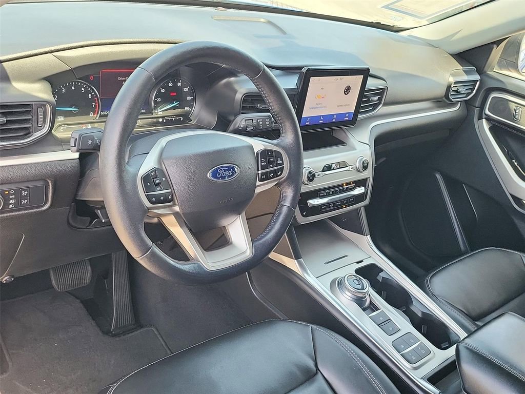 Used 2022 Ford Explorer XLT w/ Equipment Group 202A RWD image 2