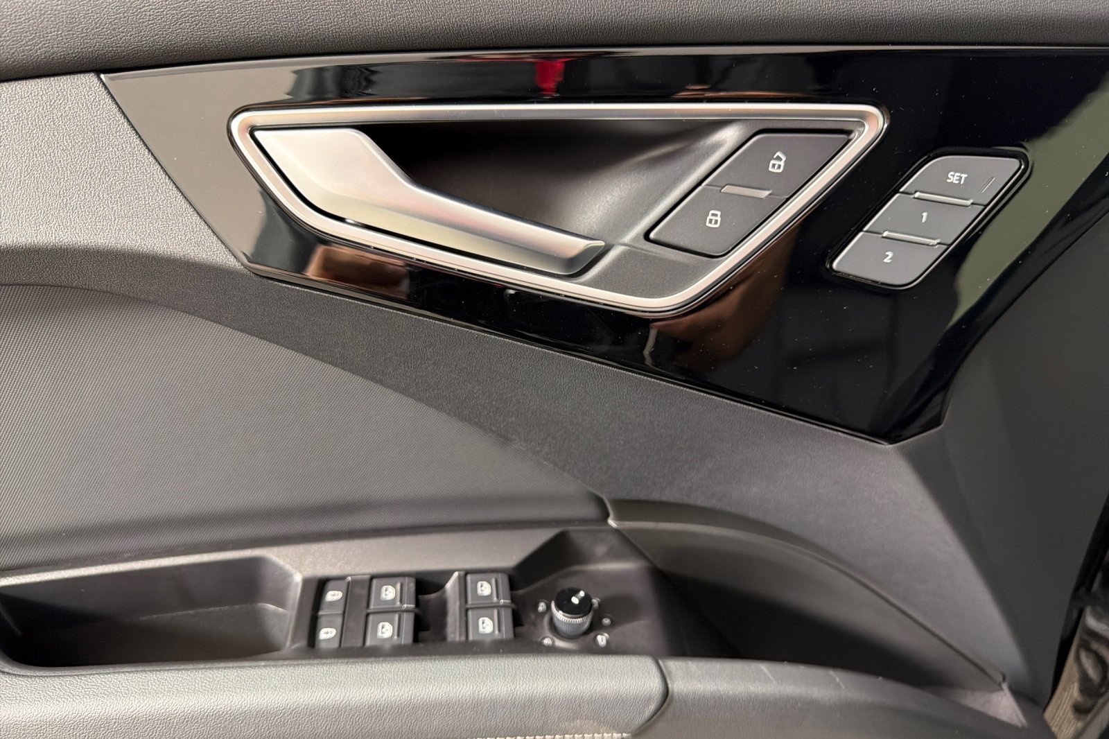 Used 2025 Audi Q4 e-tron Premium w/ Convenience Package image 10