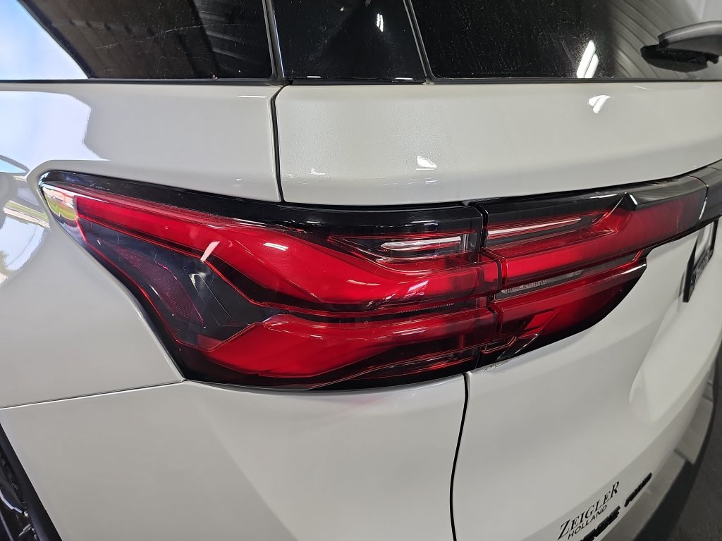 Used 2023 Chevrolet Traverse RS AWD/4WD image 35