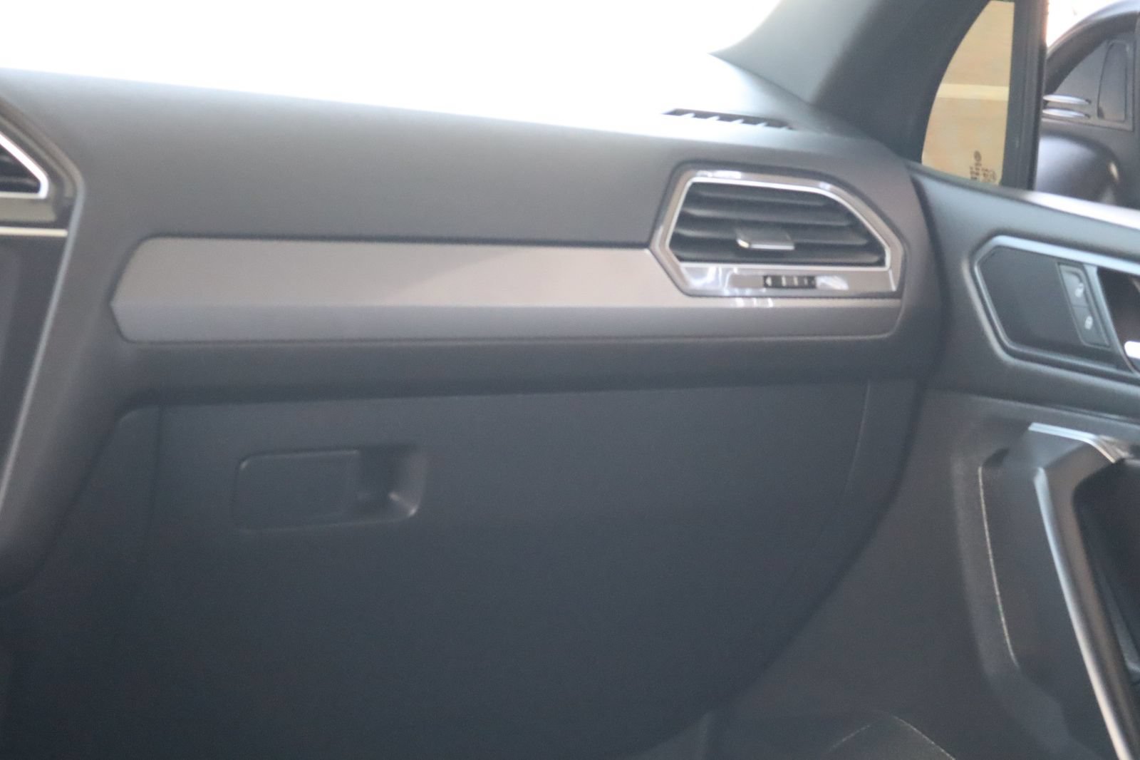 Used 2023 Volkswagen Tiguan SE R-Line FWD image 31