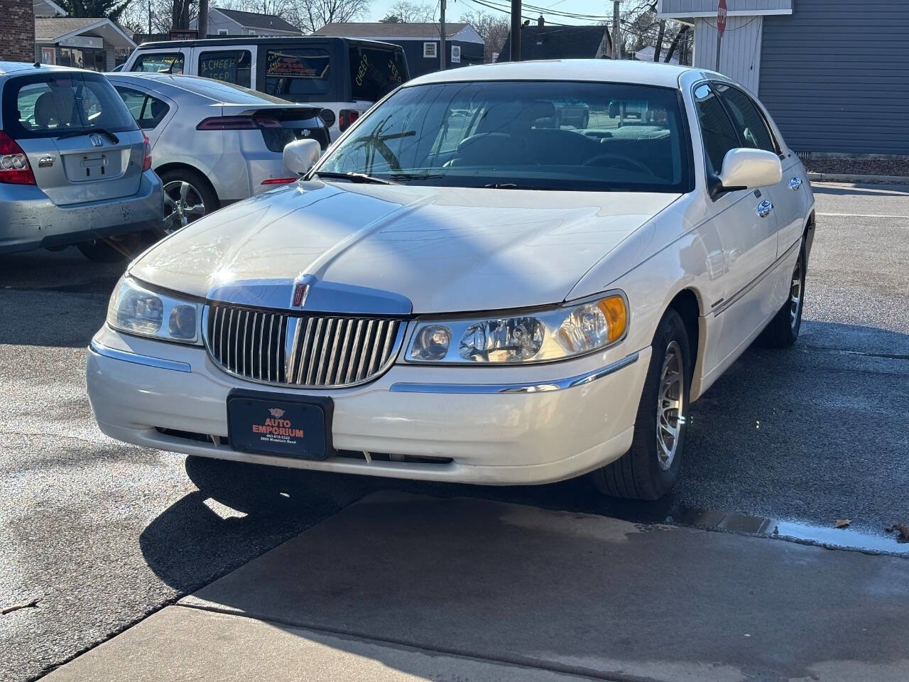 Used 2000 Lincoln Town Car Signature