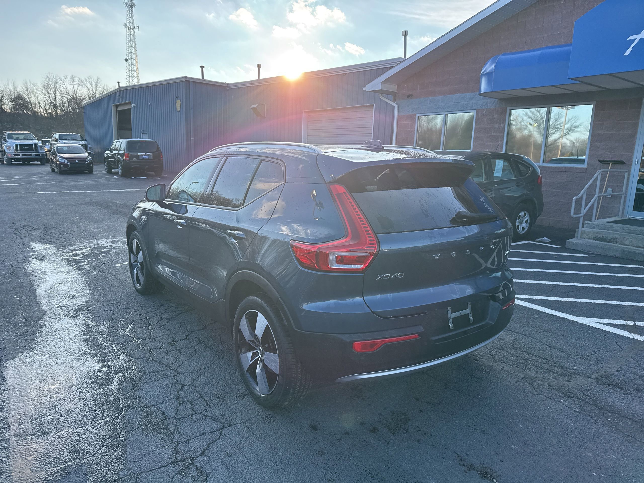 Used 2021 Volvo XC40 T5 Momentum w/ Premium Package image 4