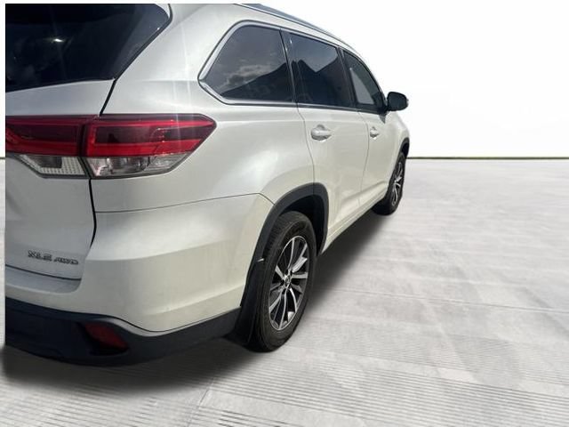 Used 2018 Toyota Highlander XLE AWD/4WD image 3
