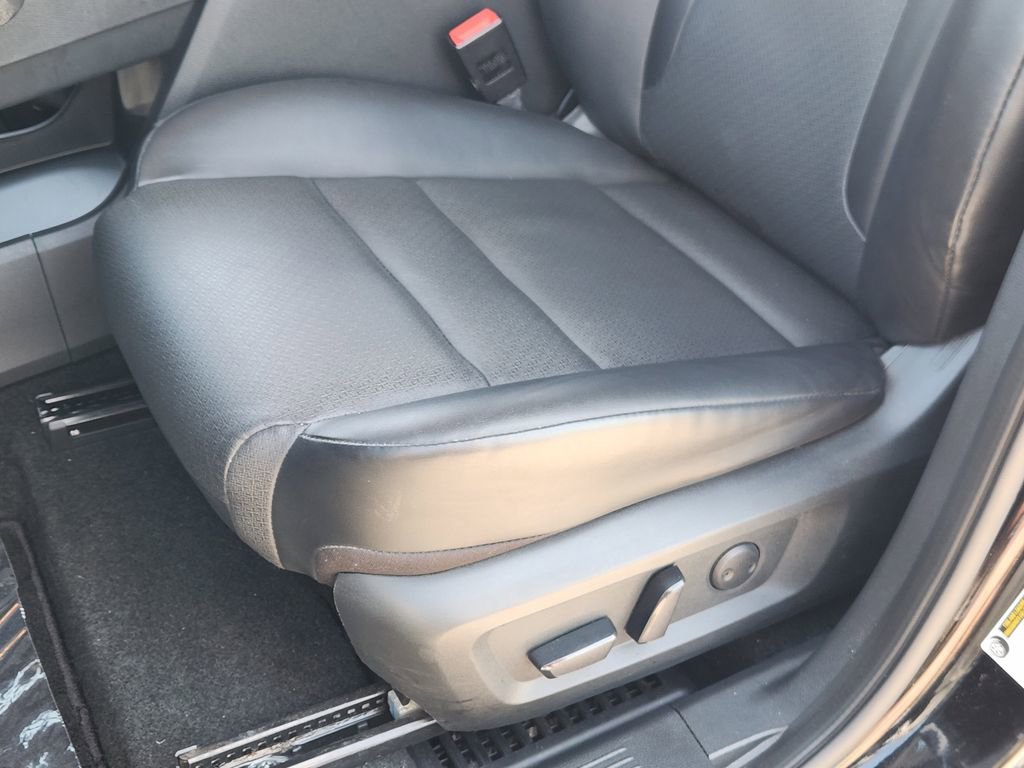 Used 2023 Nissan Rogue SV w/ SV Premium B Package FWD image 18