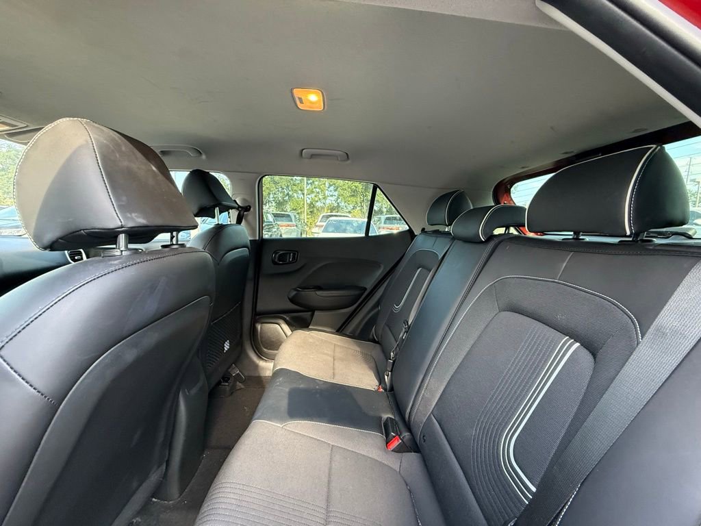 Used 2023 Hyundai Venue Limited image 16