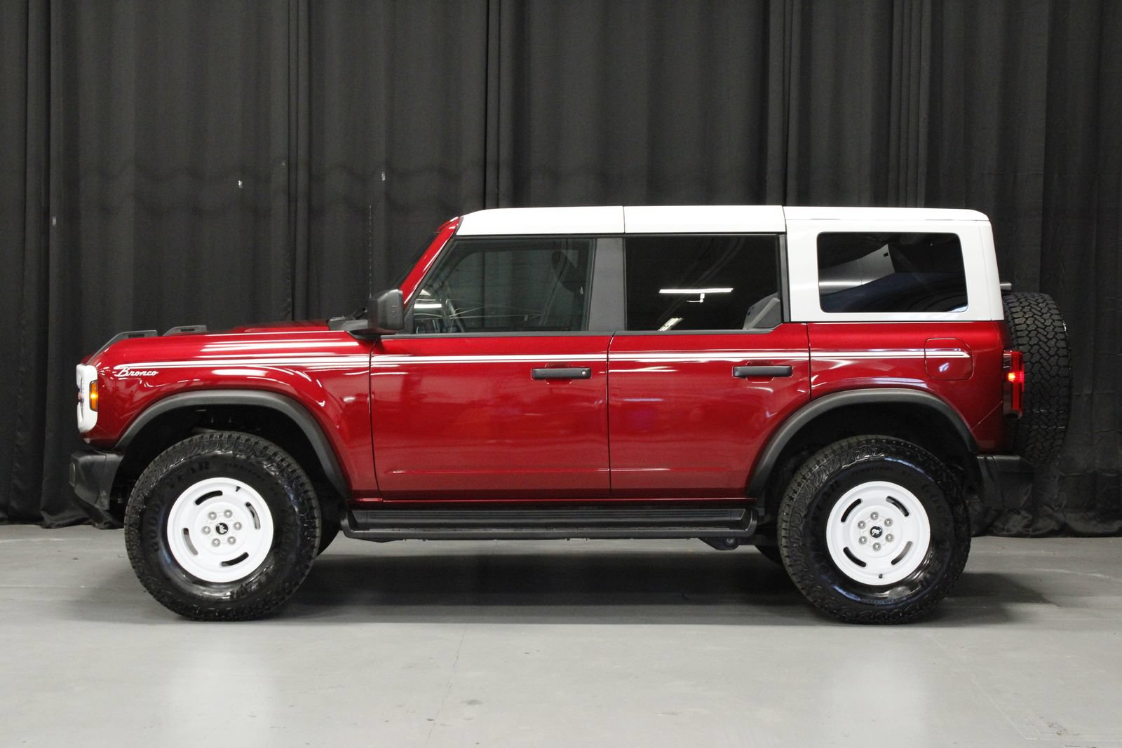 Used 2025 Ford Bronco Heritage Edition AWD/4WD image 2