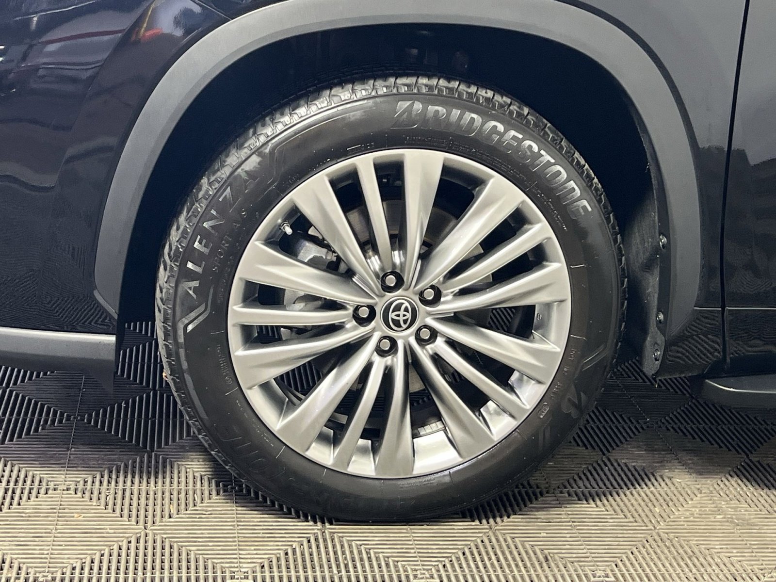 Used 2023 Toyota Highlander Platinum image 12