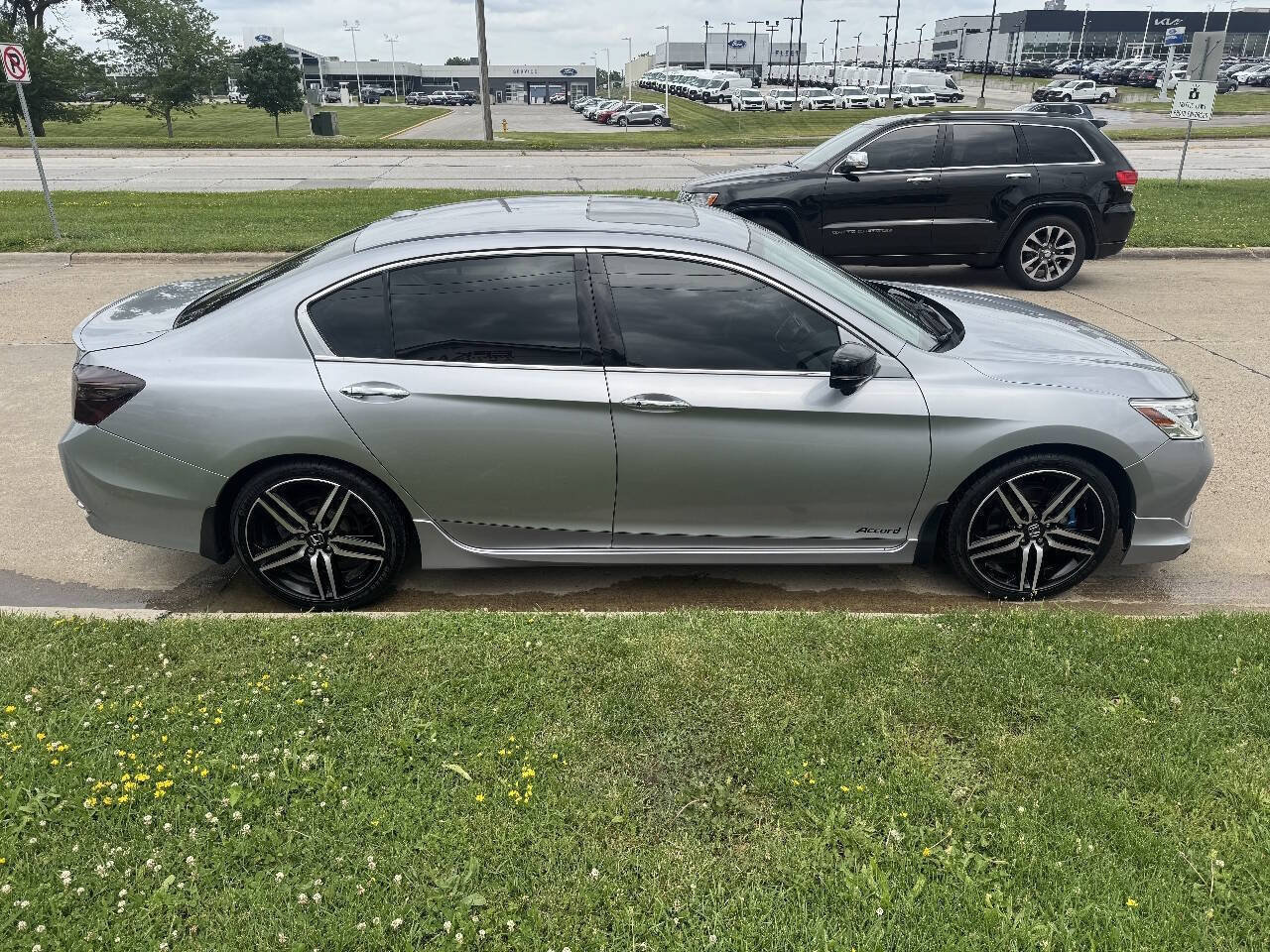 Used 2016 Honda Accord Touring image 2