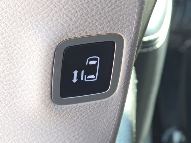 Used 2023 Chrysler Voyager LX FWD image 17