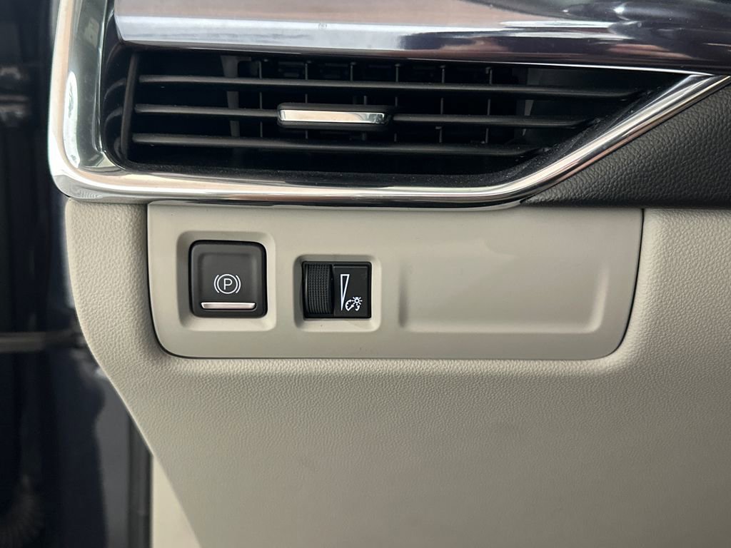 Used 2023 Cadillac XT4 Luxury w/ Cold Weather Package AWD/4WD image 8
