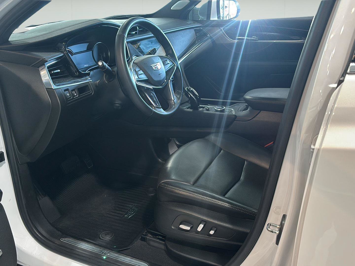 Certified 2022 Cadillac XT5 Premium Luxury w/ LPO, Floor Liner Package AWD/4WD image 15