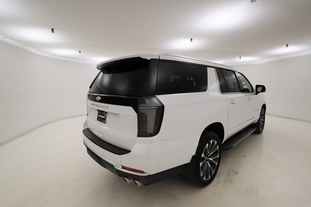 Used 2025 Chevrolet Suburban High Country image 3