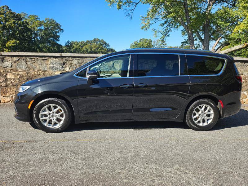 Used 2021 Chrysler Pacifica Touring-L FWD image 6