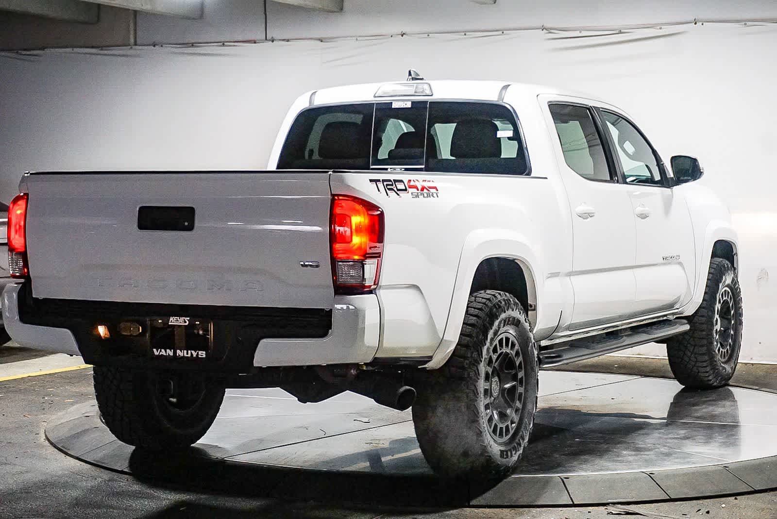 Used 2017 Toyota Tacoma TRD Sport AWD/4WD image 10