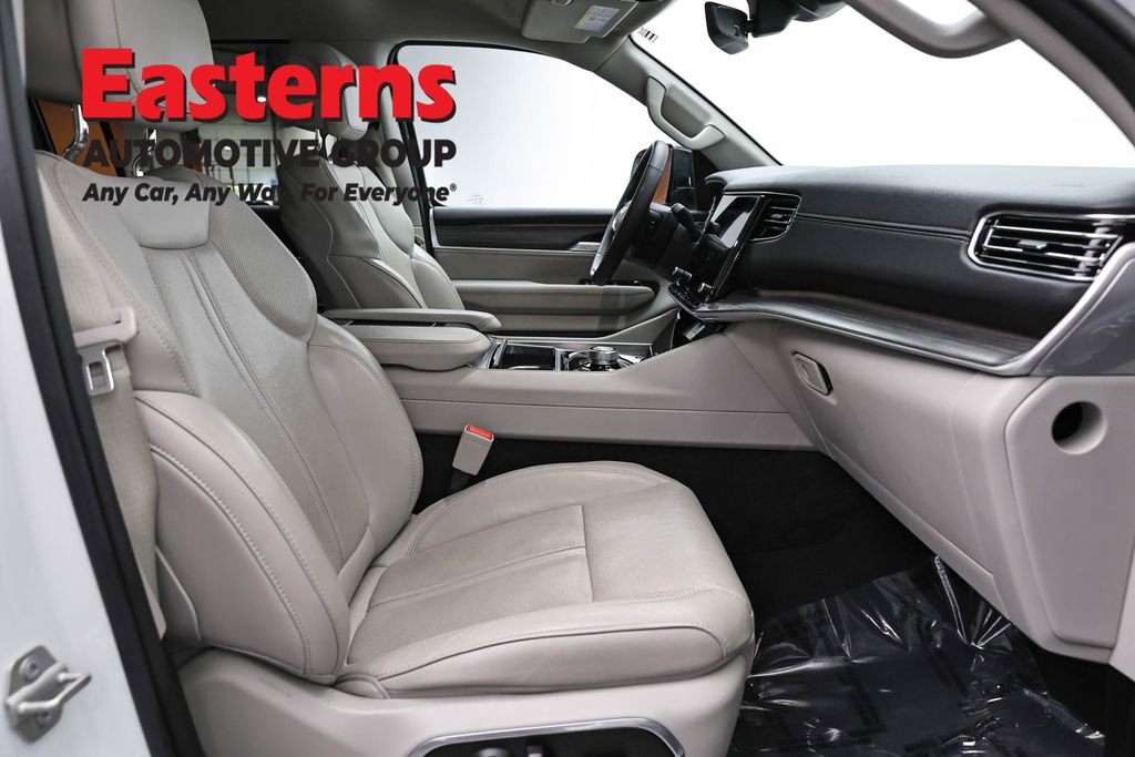 Used 2024 Jeep Wagoneer L Series II w/ Flexible Seating Group RWD image 26