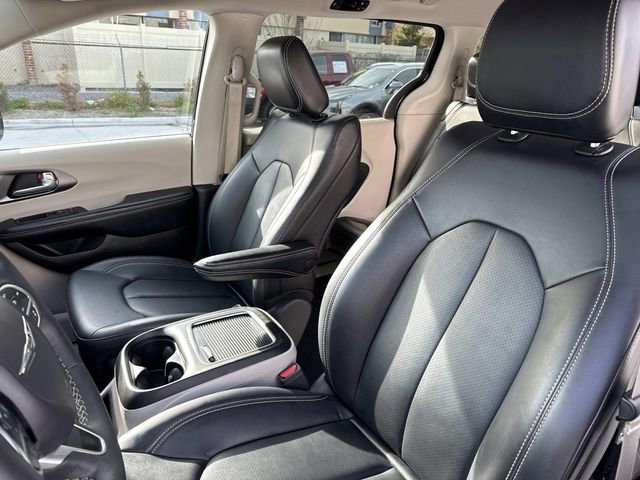 Used 2024 Chrysler Pacifica Touring-L image 16
