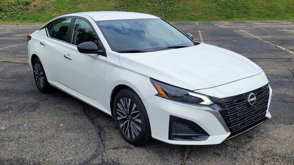 Used 2025 Nissan Altima 2.5 SV FWD image 2