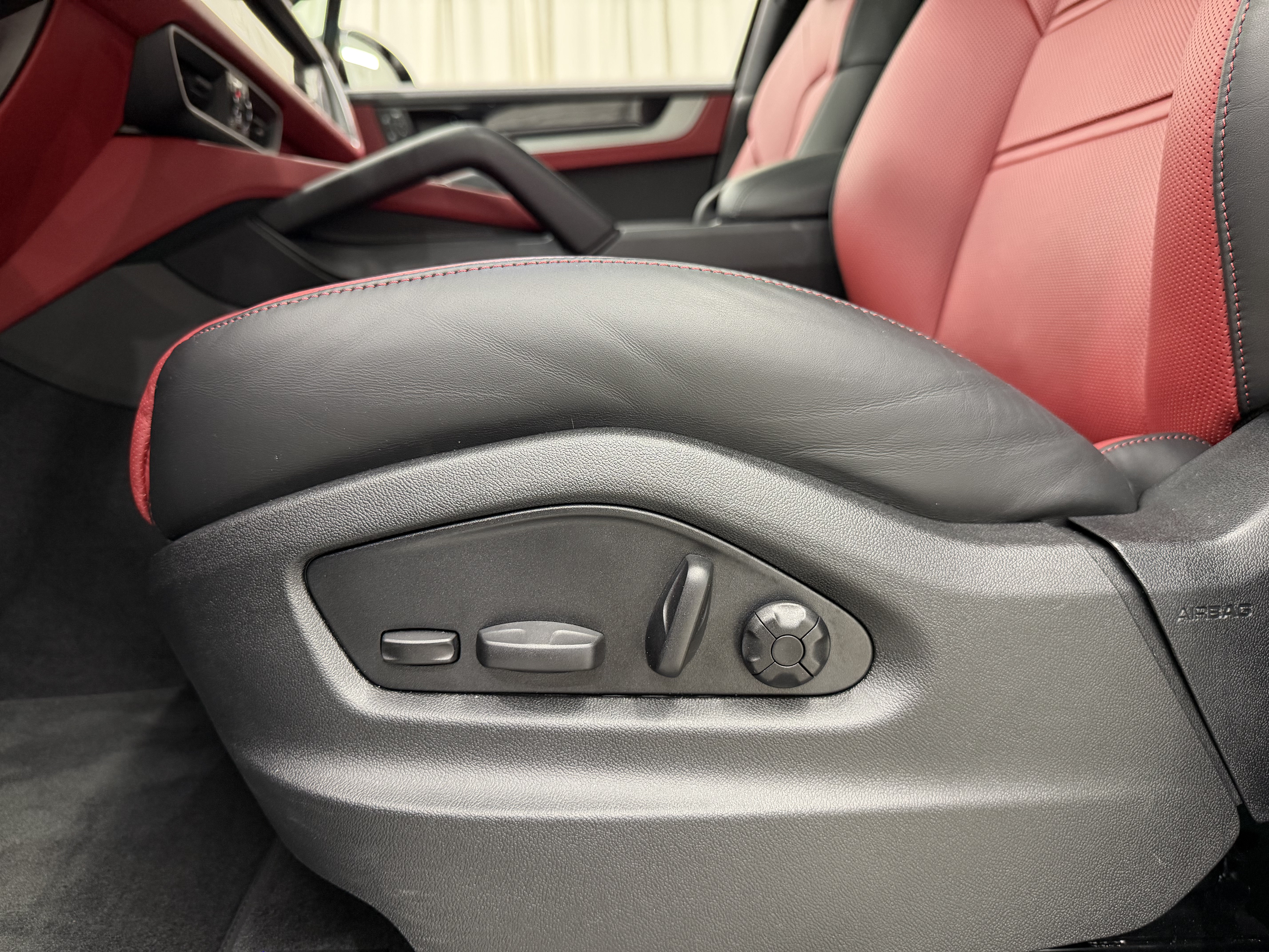 Certified 2025 Porsche Cayenne S AWD/4WD image 32