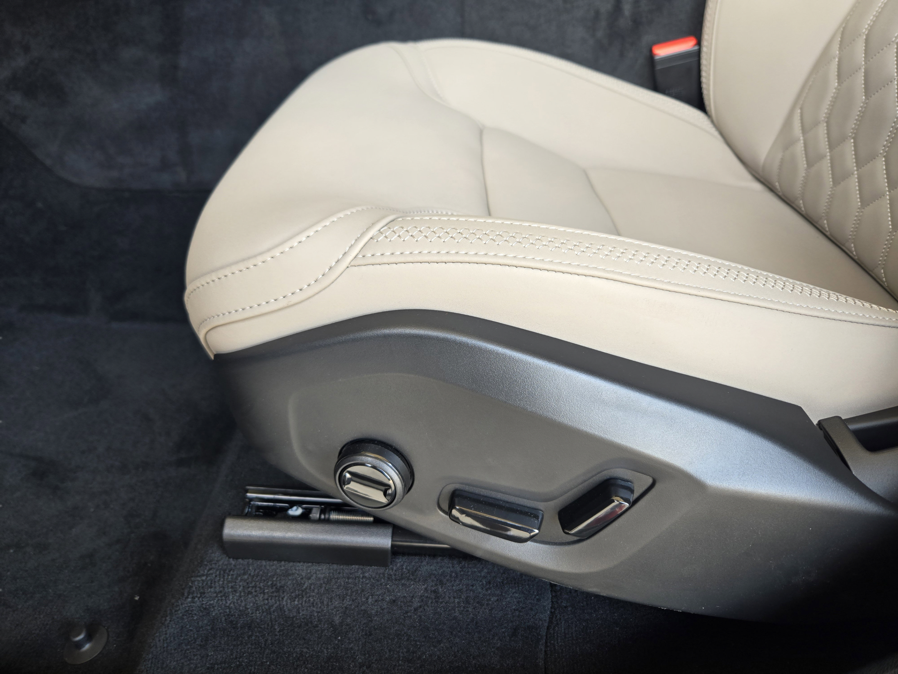 New 2026 Volvo XC60 B5 Plus w/ Protection Package Premier AWD/4WD image 18