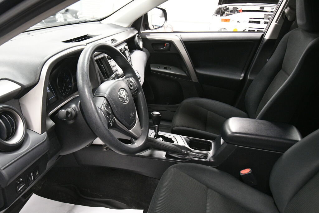 Used 2017 Toyota RAV4 LE w/ All Weather Liner Package FWD image 18