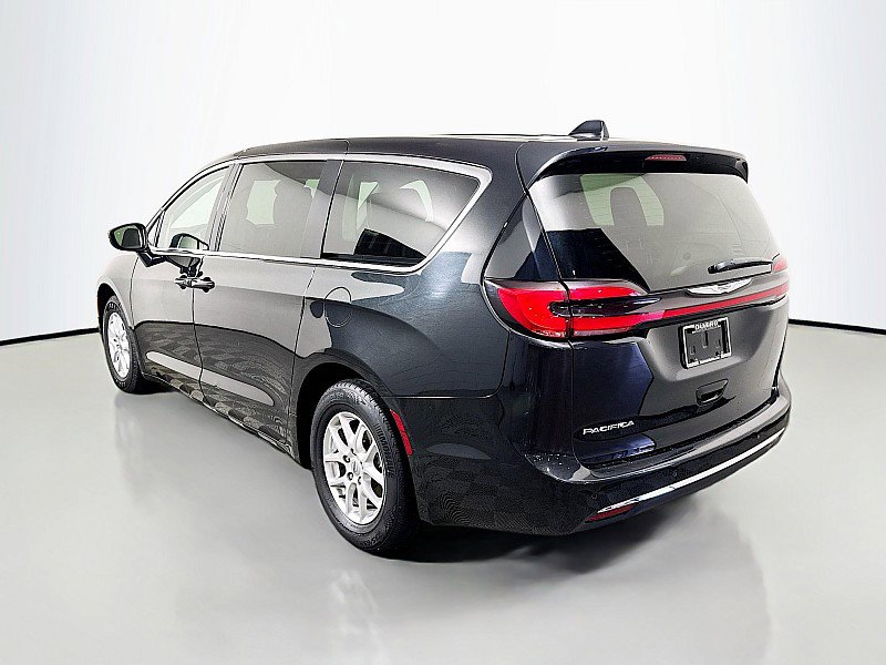 Used 2023 Chrysler Pacifica Touring-L image 5