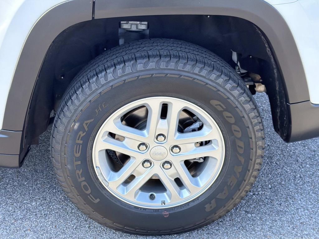 Used 2024 Jeep Grand Cherokee Laredo image 11