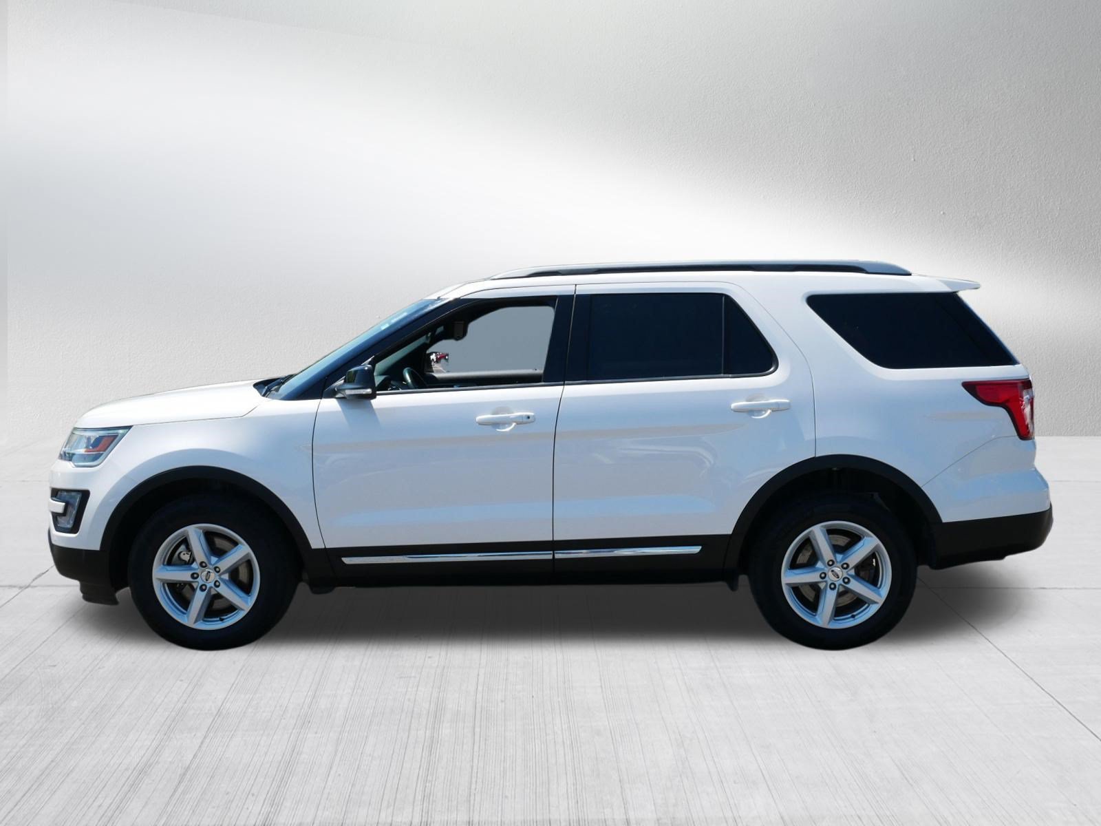 Used 2017 Ford Explorer XLT w/ Equipment Group 202A AWD/4WD image 4