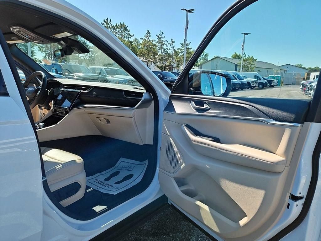 Used 2023 Jeep Grand Cherokee L Limited AWD/4WD image 37