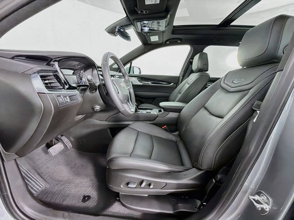 Used 2025 Cadillac XT6 Premium Luxury FWD image 12