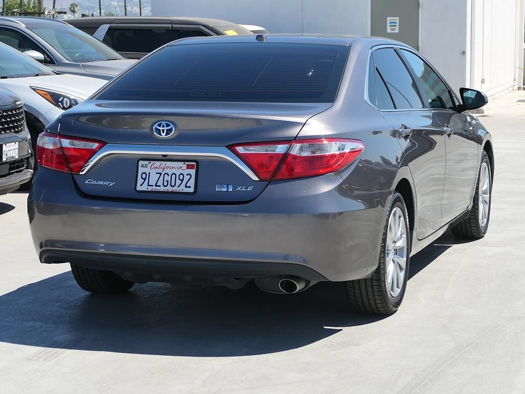 Used 2017 Toyota Camry XLE w/ Moonroof Package FWD image 3