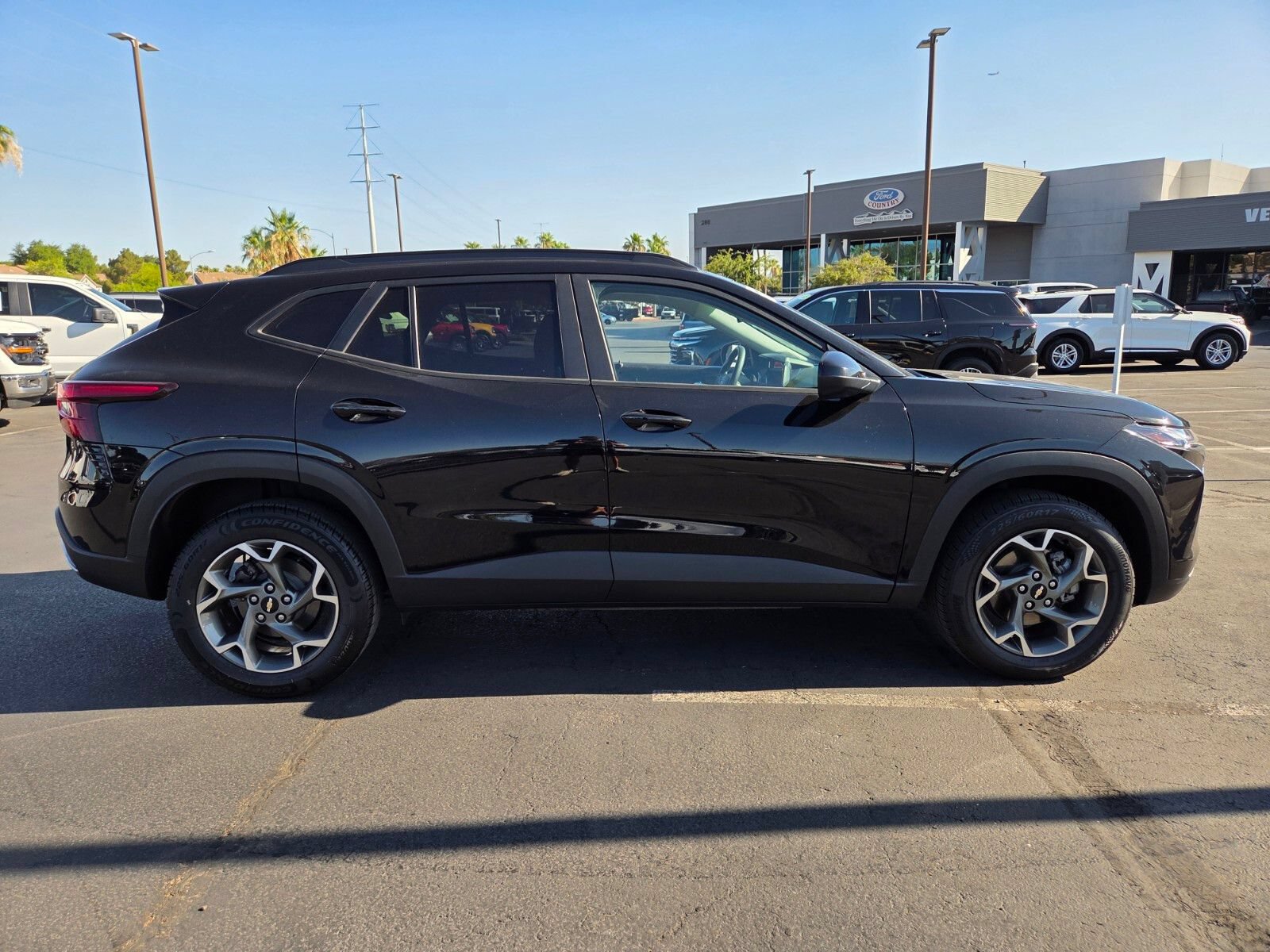 Used 2025 Chevrolet Trax LT FWD image 7