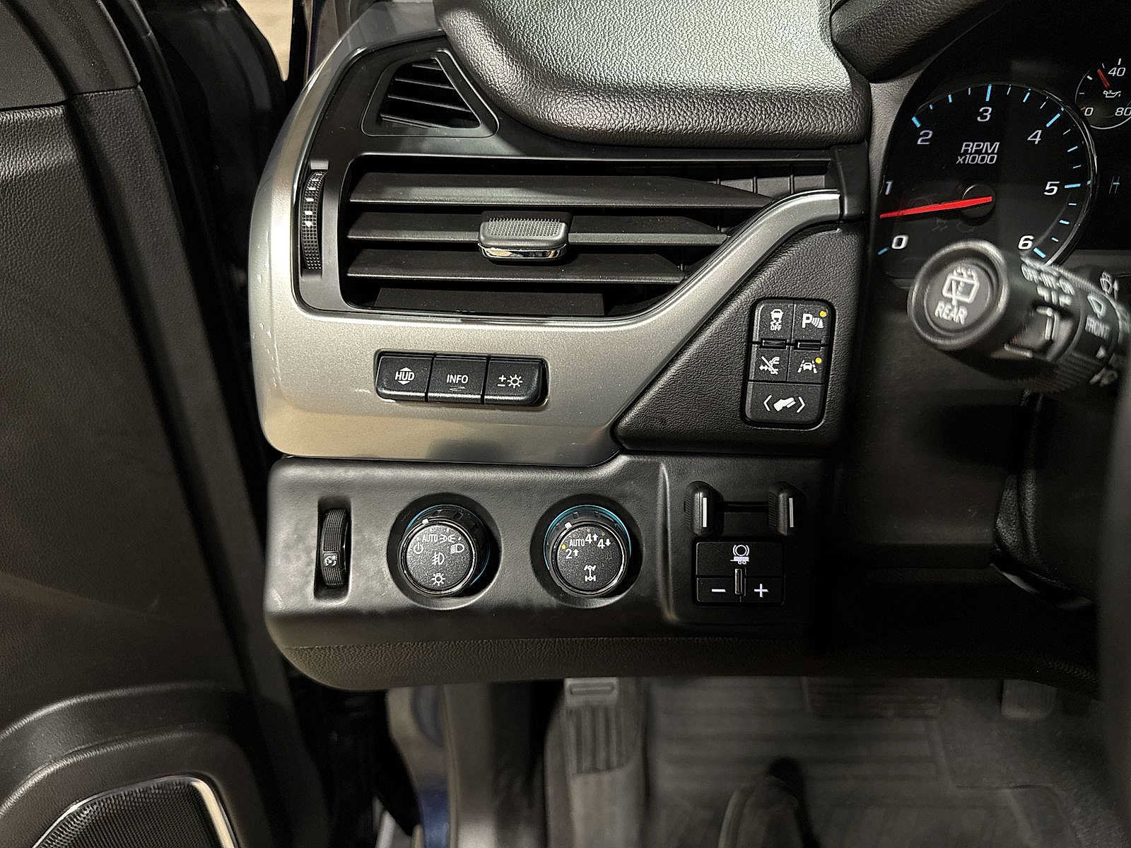 Used 2019 Chevrolet Tahoe Premier AWD/4WD image 35