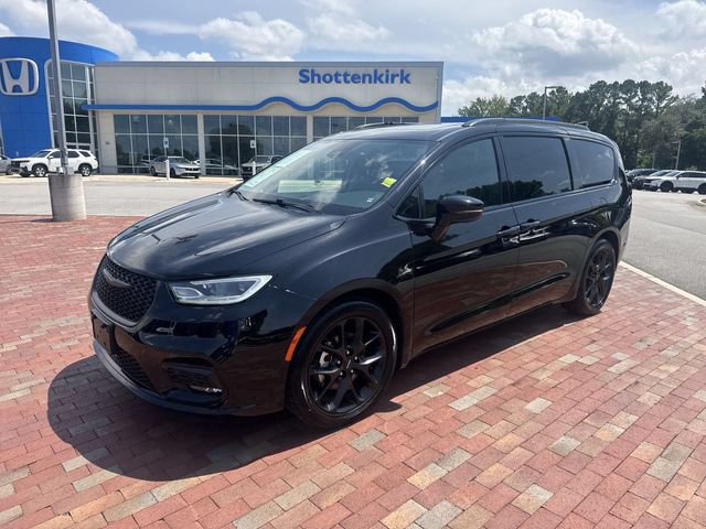 Used 2025 Chrysler Pacifica Limited FWD image 1