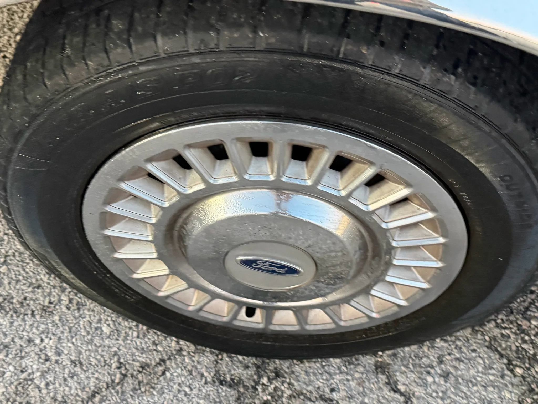 Used 2001 Ford Crown Victoria image 24