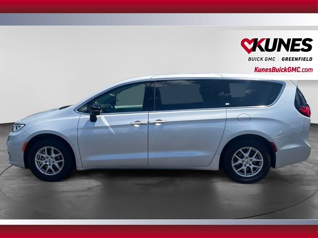 Used 2024 Chrysler Pacifica Touring-L FWD image 10